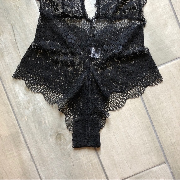 Prettylittlethings Plunge Delicate Daisy Lace Bodysuit romper teddy. size M - Picture 11 of 16